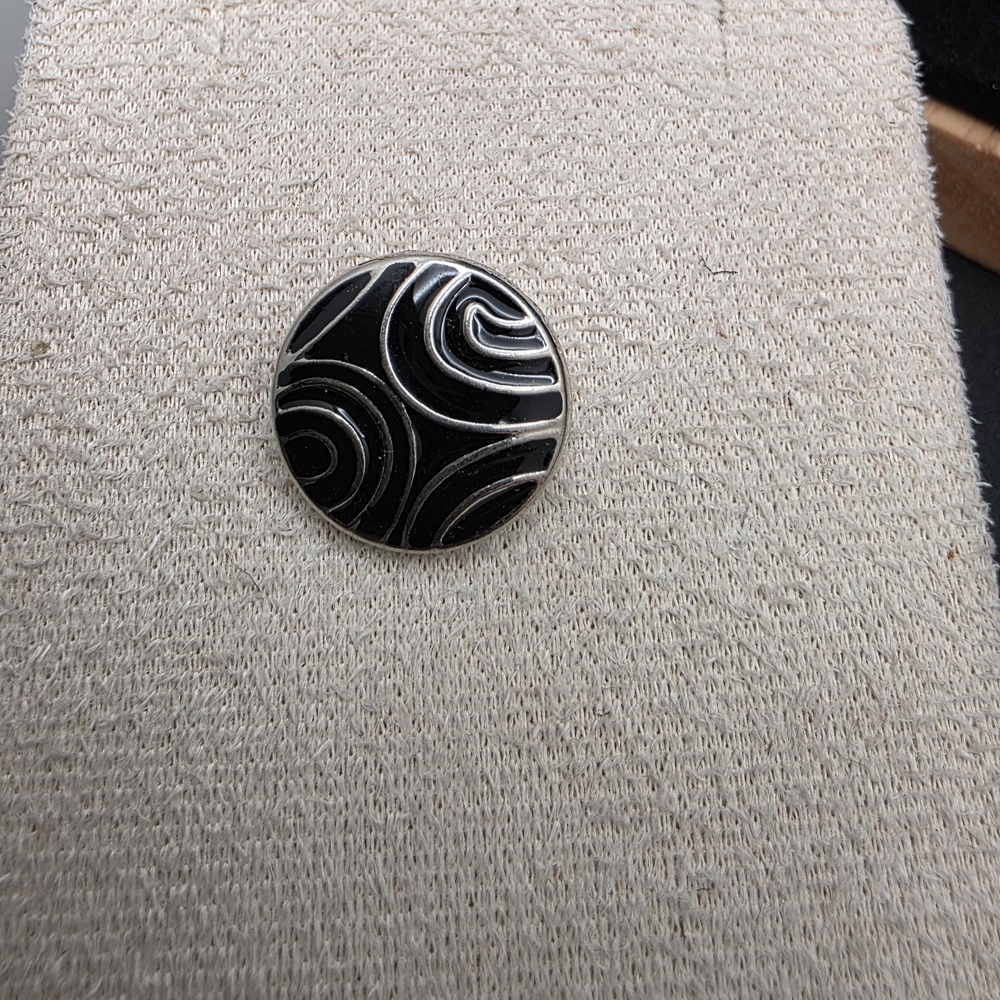 Black and Silver Round Buttin (1924)